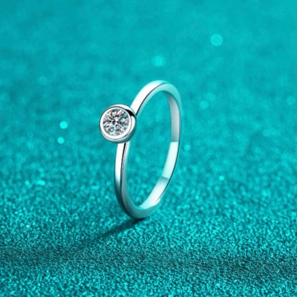 925 Sterling Silver Moissanite Geometric Dainty Band Ring - Picture 3 of 9